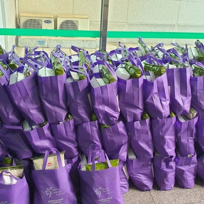 대전광역시노인복지관 네이버 해피빈과 한국배구연맹의 지원으로 취약계층 어르신 120명에게 식품키트 전달 이미지