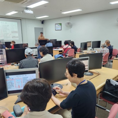 어르신 맞춤형 스마트폰 1대1 교육 운영 이미지