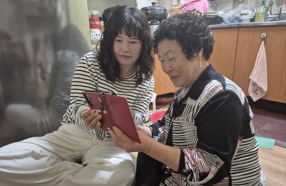 🔍 작은 글씨도 문제없어요! 갤럭시 돋보기 활용 교육 게시물 첨부 이미지